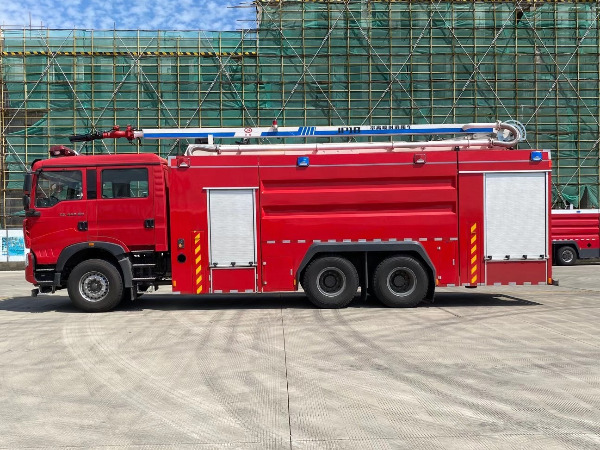 重汽18米高噴消防車