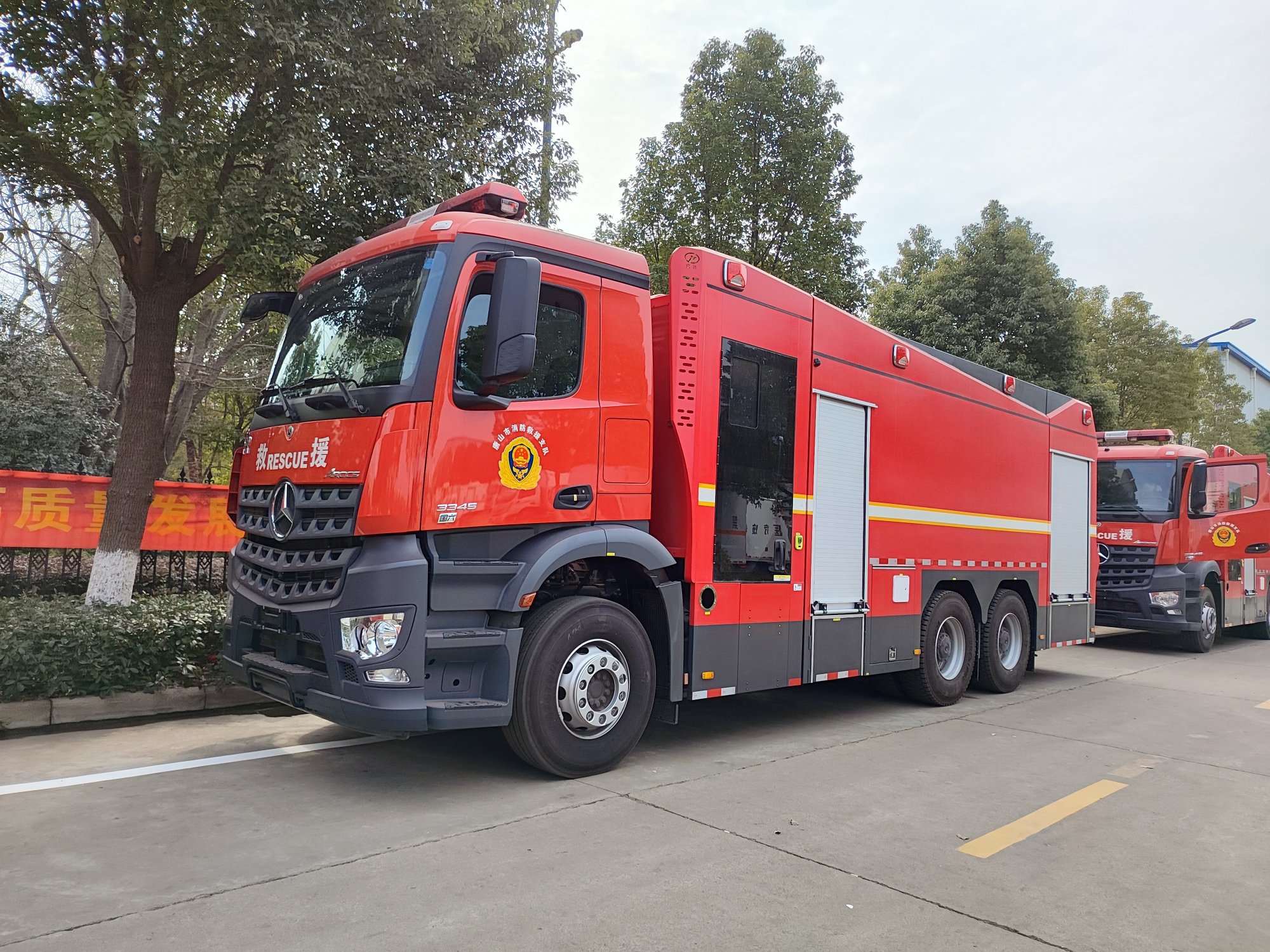 奔馳18噸泡沫消防車發車